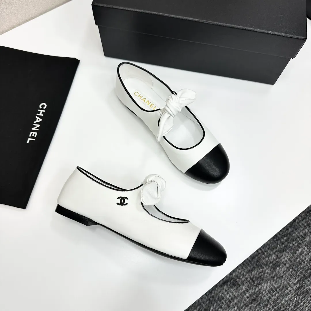 💕💕Factory direct selling price p480💕💕 Chanel 25C Early Spring Mary Jane Shoes Series This season’s shoes are all great! The pure black Mary Jane is very comfortable on the feet and the upper leather is also very soft, so you don’t have to worry about rubbing your feet. The bunny ears are also very cute, and the black and white color matching and black fabric cover are very nice. Upper cowhide, inner sheepskin, leather outsole Size: 35-39 40/41 customized